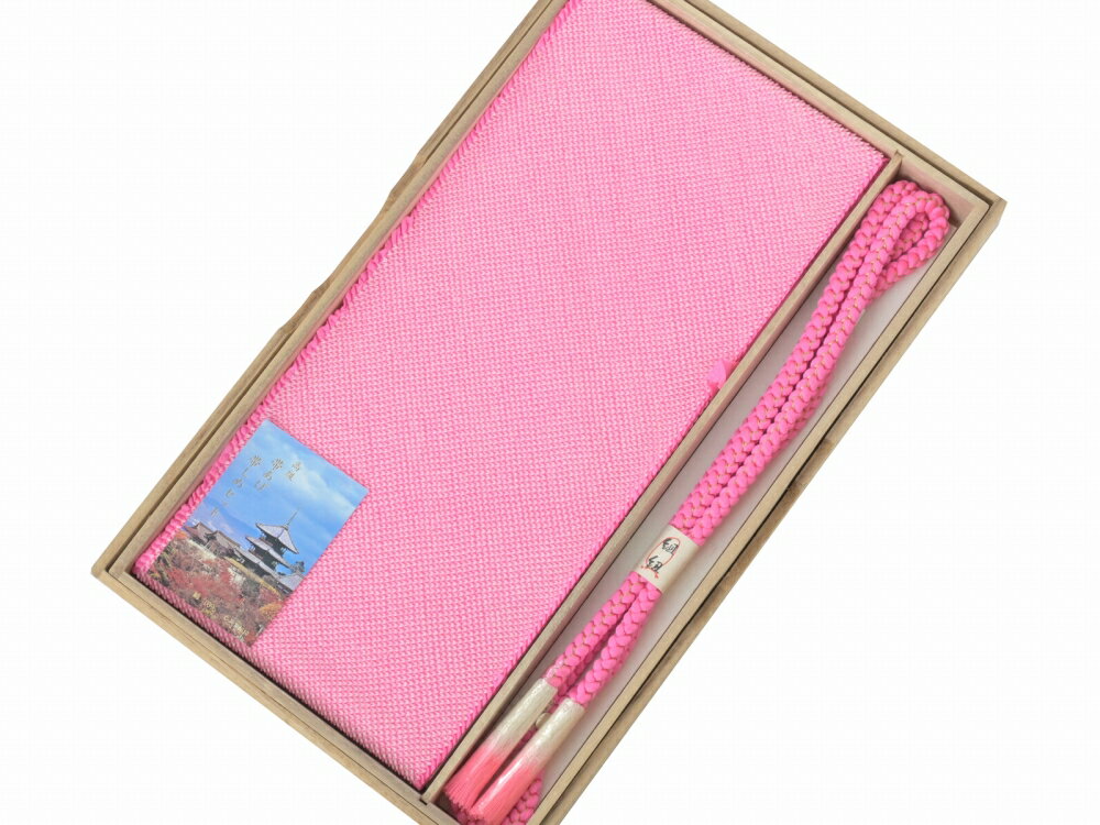 商品情報 新品　桐箱入り 帯揚げと帯締めのセットです 四ッ巻の帯揚げと金糸使用の帯締めが素敵な一品です お着物の雰囲気を変え楽しませてくれます。 素材 帯締め：正絹100％（金属糸使用）　 帯揚げ：正絹100％ サイズ ［帯締め］幅：約1.0cm ［帯揚げ］幅：約18cm ご注意 お色に関してはお使いのパソコンのモニターのカラーバランスなどにより若干実物と異なってしまう場合がございます。 できるだけ実物に近くなるよう努めさせていただいておりますが 上記もよくご考慮いただきご注文を御願い致します。正絹 四ッ巻 絞り 帯揚げ 帯締め 2点セット 桐箱入り 桃系 as-147-P