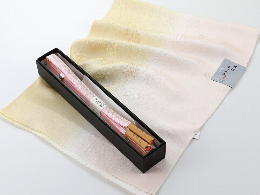 商品情報 新品　帯締め箱入り 丹後ちりめんの帯揚げと五嶋紐の帯締めのセットです シンプルな柄がお洒落な帯揚げです。 素材 【帯揚げ】絹100％ 【帯締め】絹100％(金属糸使用) サイズ 【帯揚げ】全長：約178cm　幅：約30cm 【帯締め】Mサイズ 幅：約1.3cm ご注意 お色に関してはお使いのパソコンのモニターのカラーバランスなどにより若干実物と異なってしまう場合がございます。 できるだけ実物に近くなるよう努めさせていただいておりますが 上記もよくご考慮いただきご注文を御願い致します。こちらの商品をご覧の方は、以下の検索をされています お洒落用 普段使い用 普段使い カジュアル 和服 呉服 着物 きもの 和装 和小物 和装小物 着付け小物 着付け レディース 女性用 婦人用 女性 婦人 女 大人 おとな 娘 孫 姉 妹 姉妹 母 お母さん 祖母 おばあちゃん 10代 20代 30代 40代 50代 60代 70代 80代 お洒落 おしゃれ オシャレ 華やか 豪華 上品 レトロモダン モダン レトロ 和モダン 小紋 紬 訪問着 色無地 附下 普段 普段着 普段使い お出かけ おでかけ ショッピング デート 食事会 会食 写真 茶道 華道 鑑賞 観劇 挨拶 展覧会 旅行 観光 プレゼント ギフト 贈り物 日本土産 海外へのおみやげ お土産 インスタ映え 映え39ショップ 買い回り 買いまわり 楽天 人気 売れ筋 トレンド おすすめ オススメ レディース 女性用 女性 婦人 婦人用 女 女子 女の子 母 お母さん 娘 孫 姉 妹 姉妹 祖母 おばあちゃん 妻 奥さん 彼女 親子 友だち 友達 ともだち 大人 おとな 学生 中学生 高校生 大学生 中高生 10代 20代 30代 40代 50代 60代 70代 80代 90代 かわいい 可愛い カワイイ 大人可愛い 帯揚げ 帯あげ おびあげ 帯締め 帯〆 帯しめ おびしめ セット 2点セット 五嶋紐 江戸組紐 丹後ちりめん 渋黄 イエロー 桃 ピンク シンプル 1点 1点限り 1点もの 在庫限り
