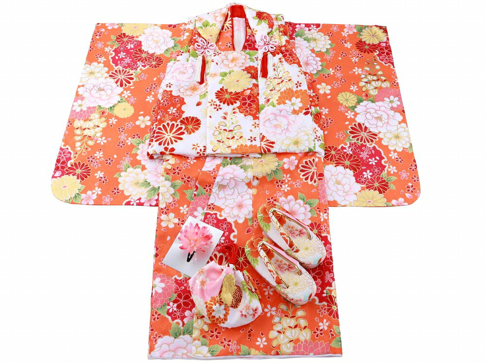 商品情報 新品　化粧箱入り お着物には、重ね衿、紐が縫い付けてありますので着付けが簡単です。 七五三・おひな祭り・お正月に セット内容 着物、長襦袢、重ね衿、被布コート、巾着、草履、髪飾り、着せ方説明書 素材 着物・被布コートの表地：ポリエステル100％ 裏地・長襦袢：ポリエステル100％ サイズ 縫い上げ済み ( )内が縫い上げ後の寸法 身丈：約90(76)cm　裄丈：約48(44)cm　袖丈：約57cm コート丈：約48cm 草履：約18cm ご注意 お色に関してはお使いのパソコンのモニターのカラーバランスなどにより若干実物と異なってしまう場合がございます。 できるだけ実物に近くなるよう努めさせていただいておりますが 上記もよくご考慮いただきご注文を御願い致します。こちらの商品をご覧の方は、以下の検索をされています 七五三 753 お宮参り お参り 節句 初節句 お正月 初詣 お祝い 前撮り 記念撮影 撮影 ハレの日 お子様 子供 子ども こども お子様用 子供用 子ども用 こども用 キッズ ジュニア キッズ用 ジュニア用 孫 曾孫 まご ひまご 可愛い かわいい カワイイ おしゃれ お洒落 オシャレ 華やか 上品 豪華 レトロ レトロモダン モダン 和モダン キュート 和服 呉服 和装 和小物 和装小物 和装品 着物 きもの 着付け プレゼント 贈り物 ギフト インスタ映え 映え 海外の方へ お土産 日本土産 39ショップ 買い回り 買いまわり 楽天 人気 売れ筋 トレンド おすすめ オススメ 着物セット きものセット 七五三着物セット 七五三きものセット 子ども着物セット 子どもきものセット 子供着物セット 子どもきものセット こども着物セット こどもきものセット セット 七五三セット 被布コート ひふコート ヒフコート 被布セット ヒフセット ひふセット 被布コートセット 簡単 長襦袢 襦袢 重襟 重衿 重ね衿 重ね襟 かさねえり 巾着 バッグ 草履 ぞうり 履物 髪飾り かみ飾り 髪かざり かみかざり ヘアアクセ ヘアアクセサリー アクセサリー 8点セット 8点 女の子 女子 女児 おんなの子 女の子服 GIRL 娘 姉 妹 姉妹 ひな祭り 雛祭り 雛まつり ひな祭り ひなまつり お雛祭り お雛まつり おひなまつり おひな祭り 桃の節句 3才 3歳 3さい 三才 三歳 三さい 幼稚園 保育園 未就学児 総柄 化粧箱入り 箱入り オレンジ 橙