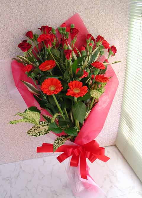 　■商品について ラッピングとリボンで素敵な花贈りができる花束です 花びんに活けてお飾りください（花びん別売り）バスケットに活けるアレンジメントより丈が長くボリュームのあるギフトとしてお勧めです 色合いについては【レッド＋白ミックス】【レッ...