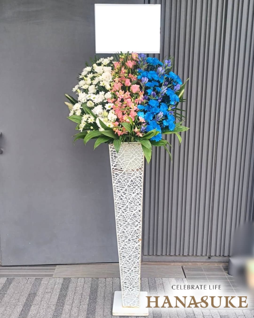 【縦3色のスタンド花】フラワーコンシェルジュが厳選した花屋の選べる【縦3色】ス...