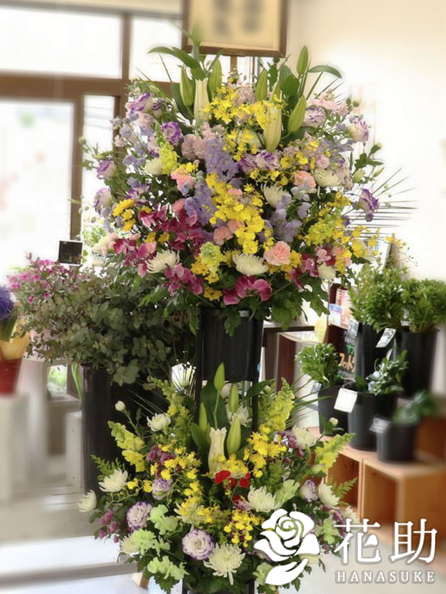 【送料無料・手渡しお届け】葬儀 葬式 花 通夜 供花 花助が厳選した花屋の葬儀スタンド花2段 26000円 花輪 全国手渡し配達 お悔やみ お供え 弔花 告別式 弔花 仏花 生花 弔事 法事 仏事 周忌 法要 ご霊前 命日 枕花 3