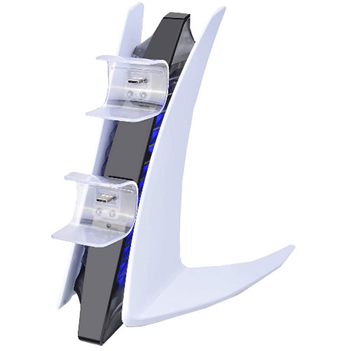 PS5コントローラ2台充電スタンド登場! スタイリッシュに充電! PS5コントローラスタンドとしても併用!●PS5コントローラを挿すだけ! 充電スタンドにUSBTYPE-C端子がありますので、コントローラを挿すだけで充電開始します。 ●ケーブルを同梱! ケーブル約1M(USBTYPE-AtoUSBTYPE-C)を同梱しておりますのでPS5本体のUSBTYPE-Aポートからの充電や、5V/2A以上のACアダプターからの充電も可能です。 ●組み立てカンタン! 本体左右の穴にサイドパネルの凸を入れるだけと組み立てカンタンです。 ●底面滑り止め付き! 底面に3点滑り止めが付いておりますので安定感を維持します。 ●コントローラスタンドも併用! コントローラ充電はもちろん、コントローラスタンドとしても使用出来ますので、キレイに整理できます。 ●PS5本体に合わせたデザイン! PS5本体にデザインを合わせて設計し、チャージスタンド本体の奥行きもLEDで青く光り、本体周辺に置いても、違和感ありません。パッケージサイズ:W210×H250×D72()【注意事項】■沖縄・離島は別途送料（税込1,000円）が掛かります。■お取り寄せ品のためメーカーに在庫がない場合がございます。予めご了承ください。■お客様都合による返品は承っておりません。予めご了承ください。