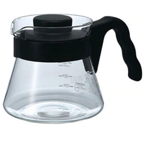 V60 コーヒーサーバー450○持ちやすい取っ手、洗いやすい広口。 ○温かさを保てるよう、ポットとテーブルの接触面を少なくしたデザインに。 ○フタにドリッパーがのり収納しやすい。 ※フタは逆さにすると滴受けとして使えます。商品サイズ(約) : 幅162×奥行114×高110mm 口径 : 92mm 実用容量(バンド下) : 450ml 本体 : 耐熱ガラス、フタ・バンド・取っ手 : ポリプロピレン 生産国 : 日本【注意事項】■沖縄・離島は別途送料（税込1,000円）が掛かります。■お取り寄せ品のためメーカーに在庫がない場合がございます。予めご了承ください。■お客様都合による返品は承っておりません。予めご了承ください。