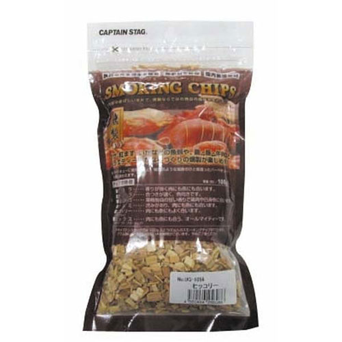 スモーキングチップ100g入 ヒッコリー○良質な丸太原木を使用。 ○無添加で安心。 ○国内産燻煙材。 ○さけ、紅ます、いかなどの魚類や、鶏・豚・牛肉などバラエティー豊かな手づくりの燻製が楽しめます。 ○肉にも魚にもよく合います。容量(約) : 100g 素材 : ヒッコリーの木(オニグルミ) 生産国 : 日本【注意事項】■沖縄・離島は別途送料（税込1,000円）が掛かります。■お取り寄せ品のためメーカーに在庫がない場合がございます。予めご了承ください。■お客様都合による返品は承っておりません。予めご了承ください。