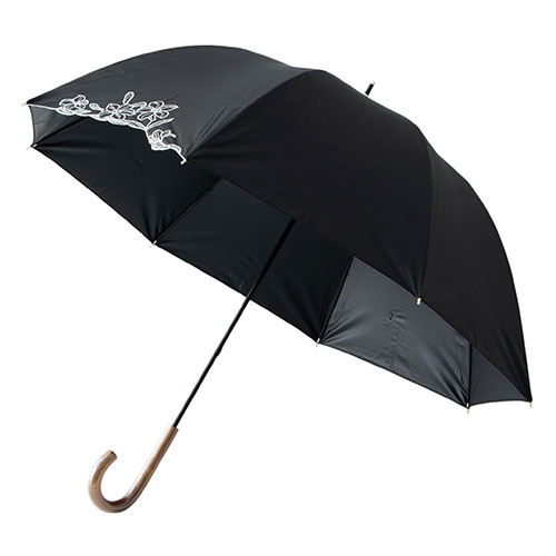 裏ブラックコーティングシリーズ/遮光&遮熱に優れた晴雨兼用傘/バードケージタイプ正面1駒にユリの花をキラキラの銀糸を組み合わせてスカラ刺繍した、華やかながらも上品で落ち着いたデザインの黒コーティング晴雨兼用傘です。 グランリボンテープのネー...