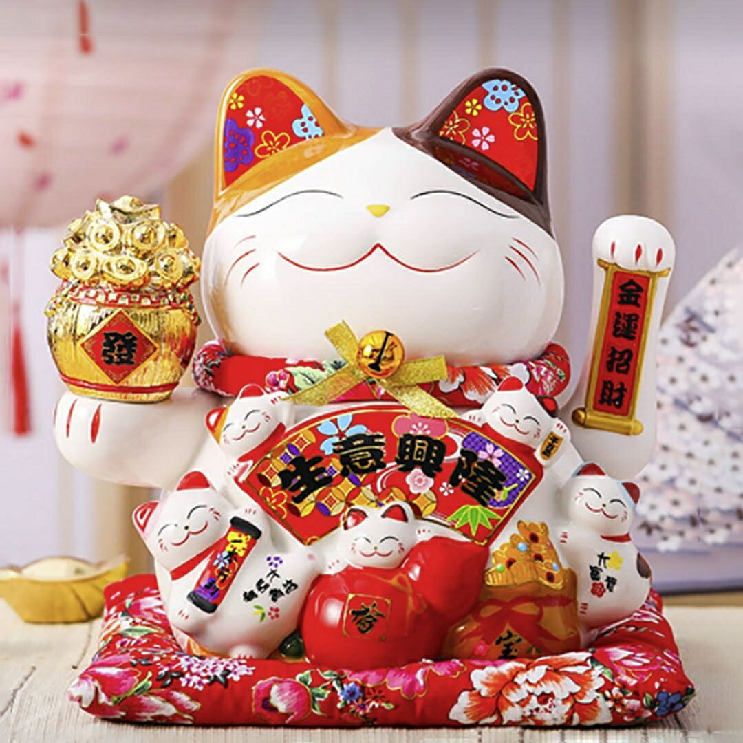 ■商品紹介商品番号：ns-ao-20220608-4風水 置物 招き猫 生意興隆 千万両 福 招財 サイズ約18cm×約12cm×約17cm重量約840g素材 陶器セット内容本体、座布団、単四電池＊こちらの置物は、底のスイッチをonにすると招き猫の左手が自動で動きます。付属の単四電池をお使いください＊専用座布団付きです招き猫のご利益は大きく分けて、「金運」と「人」の2種類あります。招き猫の手が、これらを招いてくれるとされています縁起物の招き猫は、幸福を招くために「金運」を呼び込むといわれています。そしてもう1つの意味が「人やお客さん」を招くといわれております「金運」と「人運」両方を呼び込むといわれている縁起物です日本では昔から、商売繁盛の守り神として親しまれてきた「招き猫」ですが、猫は昔から、農作物や蚕を食べてしまう荒らすネズミや鳥などを駆除してくれるとして、養蚕業では縁起のよい動物としても大切にされてきました。昔から人々の生活とともに歩んできた「猫」が、今でも人々の間で大切にされ、縁起物としても親しまれています【置く場所】「置く場所」は重要とされています。自分の部屋などに置く人もいますが、招き猫は運を呼び込む役割をするため、運気が流れ込む「玄関」に置くのがオススメ。招き猫の「向き」は玄関に向けて置くのも良いですが、風水の「財方位（ざいほうい）」を参考にする人もいます。財方位とは、「玄関の向きで決まる、金運アップの方角」です玄関が北向きなら、東か西南に招き猫を向けると良いことになります。玄関に招き猫の顔を向けるのも良いですが、財方を参考に猫を向けてみるのも良いかもしれません。ただ、家に入ったときに猫が背を向けるような感じになると、少し微妙な気はします。そのため、あくまでも家の間取りと相談して決めてみてください■サイズ・容量・規格サイズ約18cm×約12cm×約17cm重量約840g素材 陶器セット内容本体、座布団、単四電池■注意事項■こちらの商品はメーカー直送品となります。■メーカーに在庫が無い場合はキャンセルさせていただくことがございます。■お客様ご都合による返品・交換は出来ませんのでご注意ください