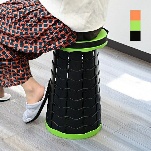 ■サイズ・色違い・関連商品■便利な伸縮式スツール オレンジ[当ページ]■便利な伸縮式スツール グリーン■便利な伸縮式スツール ブラック■商品紹介使いたい時に瞬時にスツールに変身！高さ調節可能な伸縮式スツール●「アウトドアや行列待ちで座る場所がない」「災害時など、いざという時の簡易椅子が欲しい」そんな願いを叶える、サッと伸ばすだけでどこでも座れる伸縮式スツールです。●折りたたむと非常にコンパクト。持ち運び用の取っ手と肩ヒモが付いているので、カバンに入れても邪魔にならず、いつでもどこでも気軽に持ち運べます。●【おすすめのポイント】1.瞬時にスツールへ！簡単伸縮：スツール本体を引っ張って回すだけで、瞬時に椅子に変形。急な来客時や、疲れた時にもすぐに座れます。2.高さ10段階に調節機能：高さは約7cmから45cmまで10段階に調節可能。座るだけでなく、サイドテーブルとしても使えるので、用途や使う人に合わせて最適の高さに設定できます。3.コンパクトなのに耐荷重150kg：重さは約980gと軽量ながら、耐久性に優れており、耐荷重は約150kg。大人が座っても安心の頑丈設計です。4.持ち運びに便利な2WAY仕様：本体に付いている取っ手と、肩ヒモを使って楽に持ち運び可能。テーマパーク、釣り、キャンプ、災害時の避難など、様々なシーンで活躍します。[仕様]●座面高：約7~45cm、10段階調節■サイズ・容量●サイズ：(約)直径25×高さ7~45cm●重さ：(約)980g●耐荷重量：(約)150kg■規格■生産地：中国■素材・成分：●素材／ポリプロピレン●中国製■注意事項■こちらの商品はメーカー直送品となります。■メーカーに在庫が無い場合はキャンセルさせていただくことがございます。■お客様ご都合による返品・交換は出来ませんのでご注意ください■沖縄、離島については別途送料が掛かります。