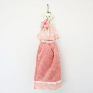 ■商品紹介とてもかわいいクマのタオルハンガー（タオル付き）です。リングタイプのハンガーなので、タオルが掛けやすいく、キッチン以外でも洗面所、トイレなどでも使えますよ♪お持ちの吸盤に紐部分を引っかけるだけ♪タオルが古くなったら別のお気に入りのタオルを使ってもいいですね！プレゼント、販促品、ノベルティーにも♪★生活雑貨■サイズ・容量■大きさ 幅17cm×高さ21cm×奥行8cm■重さ 100g■品番 1712TAR004■規格■生産地：中国■素材・成分：ABS樹脂製ハンガー(プラスチック）、ポリエステル80%、コットン20%■パッケージ：個包装■注意事項■こちらの商品はメーカー直送品となります。■メーカーに在庫が無い場合はキャンセルさせていただくことがございます。■お客様ご都合による返品・交換は出来ませんのでご注意ください■北海道、沖縄、離島については別途送料が掛かります。