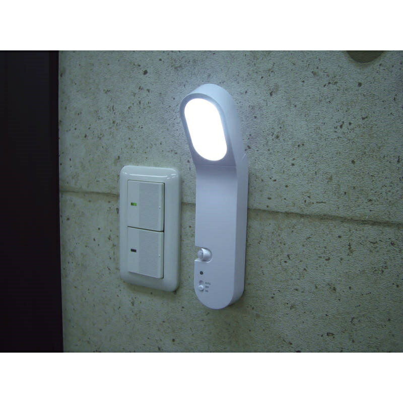 【震災の影響でお時間がかかる場合あり】マグネット付 くるっと回るセンサーライト ASL-3310