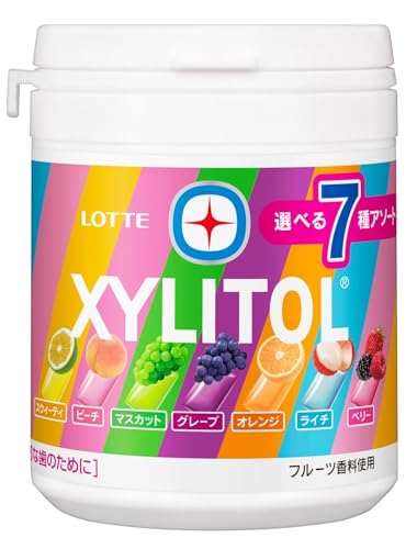 スタイル：7種アソート6個◆商品名：ロッテ キシリトールガム 7種アソートボトル 133g×6個原材料：マルチトール（外国製造、国内製造）、植物油脂／甘味料（キシリトール、アスパルテーム・L-フェニルアラニン化合物）、ガムベース、増粘剤（アラビアガム）、香料、ビタミンC、リン酸一水素カルシウム、光沢剤、着色料（フラボノイド、クチナシ）、フクロノリ抽出物、ヘスペリジン、（一部にゼラチンを含む）商品サイズ(高さx奥行x幅):8.9cm×13.6cm×20.4cm説明 商品紹介 期間限定でストロベリー味が仲間入りした、8種類のフルーツが楽しめるキシリトールガムのアソートボトル。かつて春に噛みたいフルーツガムで1位を獲得して発売したストロベリー味が、ビタミンC糖衣品質でさらにおいしくなって再登場！キシリトールらしい爽やかな味わいを楽しむことができるフルーツ8種のアソートなので、気分に合わせて様々なシーンでお楽しみいただけます。大切な歯のために。 原材料・成分 マルチトール（外国製造、国内製造）、植物油脂／甘味料（キシリトール、アスパルテーム・L-フェニルアラニン化合物）、ガムベース、増粘剤（アラビアガム）、香料、ビタミンC、リン酸一水素カルシウム、光沢剤、着色料（フラボノイド、クチナシ）、フクロノリ抽出物、ヘスペリジン、（一部にゼラチンを含む）