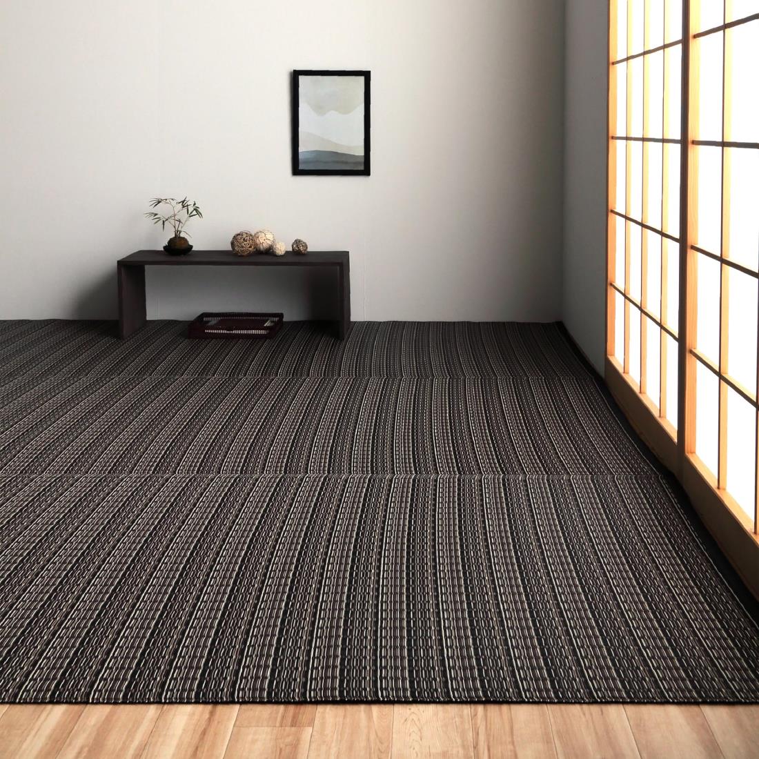 楽天hanatomori楽天市場店イケヒコ 『バルカン』 肌触りの良い国産 畳 マット 江戸間8畳 ブラウン 傷がつきにくく引っ掻き傷にも強い丈夫なPP素材で作ったカーペット 水こぼしや汚れに強くてお手入れ簡単な洗えるラグ 夏は肌に密着しにくくベタつかない キャンプ・花見などアウトドアでも活躍 畳上敷