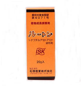 挿木・挿苗などの発根を促進させる植物ホルモン剤です。 本剤を処理すると発根が促進され、活着に高い効果を示します。 その結果、作物の成長を早め、収量などの増加も期待できます。 ■特長 ●挿木、挿苗の発根を促進させます。 ●発根が促進されることで、挿木、挿苗の活着が良くなります。 ■剤型・使用方法 類白色粉末： 1)切り口から3cmぐらい水にひたし、薄く付着する程度に粉のままでまぶす。 2)適当量の水にてペースト状にし、挿木の切口にぬりつけ、日陰で乾燥して挿す。 あまり多量に厚く塗布しないようにすること。 ■使用目的 挿木（挿苗）時処理して発根を促進する ■対象作物 ［草花］きく、ゼラニウムなど ［花木・庭木］まさき、じんちょうげ、あおき、すぎ、ひのき、メタセコイアなど林木 農林水産省登録：第6071号 有効成分：1-ナフチルアセトアミド ・・・・ 0.40％ 性状：類白色粉末 人畜毒性：普通物（毒劇物に該当しないものを指していう通称） 有効年限：5年 容量：20g