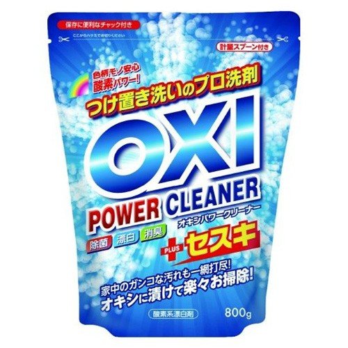 ●[カネヨ石鹸]OXI オキシー パワークリーナー 大容量 800gの商品詳細 ●家中のガンコな汚れを一網打尽。OXIに漬けて楽々お掃除。 ●瞬間発砲パワーの酸素の力で、汚れを落とし、除菌、漂白までできます。 ●アルカリ洗浄力のセスキ配合で、洗浄力パワーUP！ ●キッチン・浴室・お洗濯に大活躍。 ●色柄物にも安心して使えます。 ●お得な大容量800g。 衛生用品　原産国 日本 使用方法　使用量目安はお湯4Lに対し30g。 ※つけ置きで使う場合 ・溶液に10分つけ置きした後、水でよく洗い流す。 ※シミ抜きで使う場合 ・汚れを抜き取った後、溶液をつけ5〜10分おき、柔らかい布で拭き取る。 ※洗濯機で使う場合 ・洗濯洗剤と一緒に本品を投入し洗濯する。 成分　過炭酸ナトリウム（酸素系）、界面活性剤（直鎖アルキルベンゼンスルホン酸ナトリウム）、アルカリ剤（炭酸塩）、工程剤（硫酸塩）、漂白活性化剤 注意事項 ・保管時は直射日光を避け、高温多湿のところに置かない。 ・用途以外に使わない ・ブラシでこする場合は飛沫が目や衣類につかないよう注意する。 ・子供の手の届くところに置かない。 ・熱湯で使わない。 ・漂白するときは、密閉容器を使わない。破裂することがある。 製造元 カネヨ石鹸株式会社116-0012 東京都荒川区東尾久6-18-1003-3892-7151 検索用文言　[カネヨ石鹸]OXI オキシー パワークリーナー 大容量 800g