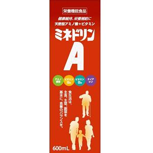 商品情報■ 商品の特長 ●ミネドリンAは、たんぱく質（脱脂粉乳とゼラチン）を分解したアミノ酸液を配合した栄養機能食品です。 ●ミネドリンは天然型のため吸収率も高いのです。 ミネドリンに含まれるアミノ酸液は，消化吸収しやすい形になっておりますので、胃腸などにかかる負担も少なく，胃腸の弱った人、虚弱体質やお食事のすすまない方， 発熱性消耗性の病気の人、疲労しやすい方の栄養補給にも好適です。 内容量 600mlx6本 用法・用量・使用方法 大人（15才以上） 1回　10ml 小人（15才未満） 1回　 5ml 1日2〜3回原液のまま又は水・牛乳等にうすめて服用して下さい。（ミネドリンは子どもが毎日おいしく服用出来る栄養剤です） 成分・分量 成分・分量(本品 600ml 中) 総合アミノ酸液 210ml ピリドキシン塩酸塩(ビタミン B6) 30mg リボフラビンリン酸エステルナトリウム(ビタミン B2) 15mg ニコチン酸アミド 150mg 添加物 上白糖（国内製造）、アミノ酸液（乳成分、ゼラチンを含む）／カラメル色素、アルコール、酸味料（クエン酸）、保存料（安息香酸 Na、パラベン）、ナイアシンアミド、パイナップルオイル、ビタミン B2、ビタミン B6 【広告文責】 会社名：株式会社ファーストアクロス 　花×花ドラッグ TEL：048-501-7440 区分：栄養機能食品 メーカー：伊丹製薬株式会社