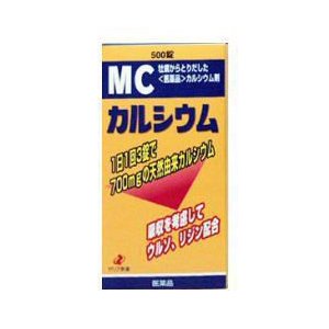 商品情報商品説明 特徴 MCカルシウムは，吸収のよい天然のカキの殻（ボレイ）を使用したカルシウム剤です。カルシウム（Ca：40.08）として，1日量（3錠）中約700mgが含まれます。 また，カルシウムの吸収を助けるアミノ酸（L-リシン塩酸塩）と胆汁酸成分（ウルソデオキシコール酸）を配合しました。 効能・効果 ●次の場合の骨歯の発育促進：虚弱体質，腺病質＊ ●妊娠授乳婦の骨歯の脆弱防止 ＊「腺病質」とは貧血などになりやすい虚弱・無力体質を指します。 内容成分・成分量 1日量（3錠）中 成分・・・分量 ボレイ末・・・1840mg L-リシン塩酸塩・・・120mg ウルソデオキシコール酸・・・10mg 添加物：結晶セルロース，ヒドロキシプロピルセルロース，低置換度ヒドロキシプロピルセルロース，ステアリン酸マグネシウム，ヒプロメロース，酸化チタン，カルナウバロウ 用法・用量/使用方法 ＜用法・用量＞ 年齢・・・1回量・・・1日服用回数 成人（15才以上）・・・3錠・・・1日1回服用してください。 11才以上15才未満・・・2錠・・・1日1回服用してください。 5才以上11才未満・・・1錠・・・1日1回服用してください。 5才未満・・・服用しない 【広告文責】 会社名：株式会社ファーストアクロス 　花×花ドラッグ TEL：048-501-7440 区分：日本製・第二類医薬品 メーカー：ゼリア新薬工業株式会社