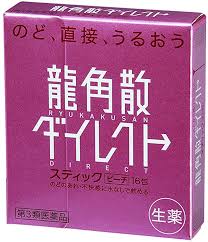 商品情報■ せき、たん、のどの炎症による声がれ・のどのあれ・のどの不快感に。 からだに優しい生薬成分がのどに直接作用し、弱ったのどの働きを回復させます。 のどの渇きなどから生じるのどのトラブルを解消して、のどの健康を守ります。 のどに不快感があり、のどの炎症による痛みや声がれ、せき、たんが出るなど、のどが不調なときに使用すると良く効きます。のどのケアに気を付けている人の日常ののど薬として最適。 水なしで服用できるスティック包装した顆粒なので、どんなときも、どこにいても、「水なしで、のど、直接、うるおう」のど薬です。のどがスーッとするミント味が爽快です。 ＜効能・効果＞ たん，せき，のどの炎症による声がれ・のどのあれ・のどの不快感 ＜保管及び取扱い上の注意＞ （1）直射日光の当たらない湿気の少ない涼しい所に保管してください。 （2）小児の手の届かない所に保管してください。 （3）他の容器に入れ替えないでください（誤用の原因になったり品質が変わることがあります。）。 （4）1包を分割した残りを服用する場合には，袋の口を折り返して保管し，2日以内に服用してください。 （5）使用期限を過ぎた製品は服用しないでください。 ＜消費者相談窓口＞ 会社名：株式会社龍角散 住所：東京都千代田区東神田2-5-12 問い合わせ先：お客様相談室 電話：03-3866-1326 受付時間：10：00〜17：00（土・日・祝日は除く） 製造販売会社 龍角散株式会社 ＜用法・用量＞ 次の量を水なしで服用してください。服用間隔は2時間以上おいてください。 年齢1回量 1日服用回数 大人（15歳以上）1包 11歳以上15歳未満2／3包 7歳以上11歳未満1／2包 3歳以上7歳未満1／3包 3歳未満服用しないこと ＜使用上の留意点＞ （1）用法・用量を厳守してください。 （2）小児に服用させる場合には，保護者の指導監督のもとに服用させてください。 ＜成分・分量＞ 6包(4.2g)中 キキョウ末84mg セネガ末4.2mg カンゾウ末102mg キョウニン15mg ニンジン末84mg アセンヤク末8.4mg ＜添加物＞ 添加物 バレイショデンプン，メタケイ酸アルミン酸マグネシウム，エリスリトール，フマル酸ナトリウム，l-メントール，香料，赤色102号 ＜相談すること＞ 1．次の人は服用前に医師，薬剤師又は登録販売者に相談してください （1）医師の治療を受けている人。 （2）薬などによりアレルギー症状を起こしたことがある人。 （3）次の症状のある人。 高熱 2．服用後，次の症状があらわれた場合は副作用の可能性があるので，直ちに服用を中止し，この説明文書を持って医師，薬剤師又は登録販売者に相談してください 関係部位 症状 皮膚 発疹・発赤,かゆみ 消化器 吐き気・嘔吐,食欲不振 精神神経系 めまい 3．5〜6日服用しても症状がよくならない場合は服用を中止し，この説明文書を持って医師，薬剤師又は登録販売者に相談してください ■メール便発送の商品です■ こちらの商品はメール便で発送いたします。下記の内容をご確認下さい。 ・郵便受けへの投函にてお届けとなります。 ・代引きでのお届けはできません。 ・代金引換決済でご注文の場合はキャンセルとさせて頂きます。 ・配達日時の指定ができません。 ・紛失や破損時の補償はありません。 ・ご注文数が多い場合など、通常便でのお届けとなることがあります。 ご了承の上、ご注文下さい。 【広告文責】 会社名：株式会社ファーストアクロス 　花×花ドラッグ TEL：048-501-7440 区分：第三類医薬品 メーカー：株式会社龍角散