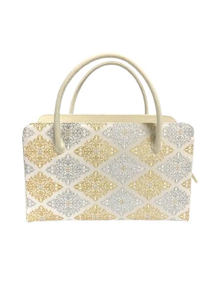 商品説明素材ポリエステル・レーヨン サイズ縦幅　持ち手を除く17.5cm横幅　28cmマチ　10cm 特徴など本体に金襴織物を使用いたしました。 使用色糸はクリーム、白、金糸銀糸です。マチと持ち手は、アイボリーの縮緬生地です。 バッグ前後にアオリポケットがあり中のファスナーを開けると小さなポケットが付いております。注意 画面上と実物では多少色具合が異なって見える場合もございます。 またサンプル画像のため柄位置が違う場合がございます。