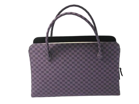 商品説明素材正絹・ サイズ縦幅　持ち手を除く17.5cm横幅　28cm底マチ幅　10cm 特徴本体に正絹　市松柄を使用いたしました。色は、江戸紫系色です。 バッグ前後にアオリポケットがあり中のファスナーを開けると小さなポケットが付いております。注意 画面上と実物では多少色具合が異なって見える場合もございます。 またサンプル画像のため柄位置が違う場合がございます。