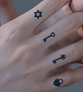 タトゥーシール シンプル 小さめ 指用 手指 ワンポイント 絵文字 タトゥー ステッカー 刺青 入れ墨 防水 長期的 男女 ギャル ストリート ヒップホップ 映え ミニ 海 水着姿 肌見せスタイル タトゥーシール シンプル 小さめ 指用 手指 ワンポイント 絵文字 タトゥー ステッカー 刺青 入れ墨 防水 長期的 男女 ギャル ストリート ヒップホップ 映え ミニ 海 水着姿 肌見せスタイル