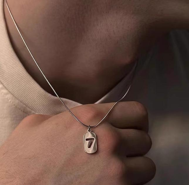 ネックレス チタン鋼 ラッキーナンバー 7 ペンダント 高級感 カップル ペアルック 金 銀 メンズ レディース 個性的 シンプル コールド おしゃれ