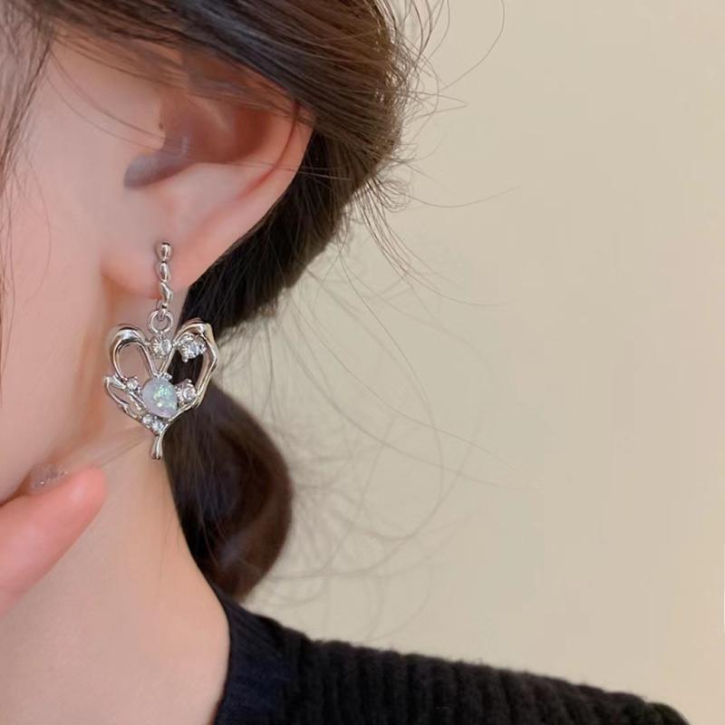 Freshwater Pearl - 耳飾り レディース ハート スタッドピアス 女性用 個性的デザイン シンプル ライトラグジュアリー 上品 エレガント 高見え おしゃれ アクセサリー 合金製 電気メッキ加工 普段使い オフィス デート