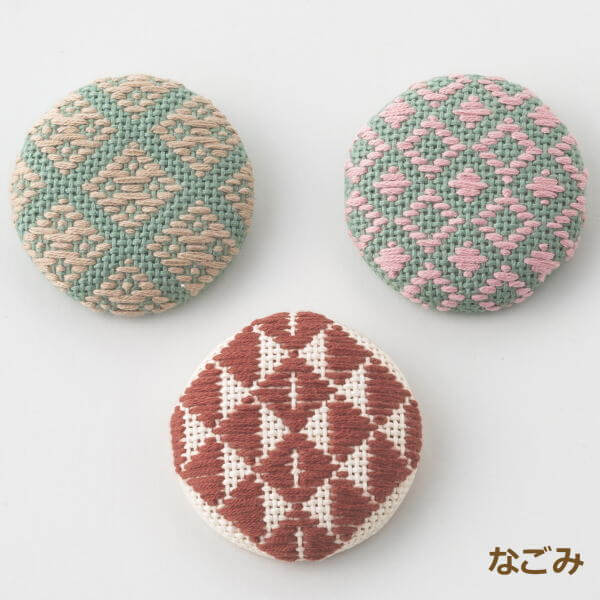 乐天商城 - こぎん刺し キット こぎん刺し丸ブローチ なごみ こぎん103 くるみボタン ブローチ ネコポス可 オリムパス olm 手芸の山久