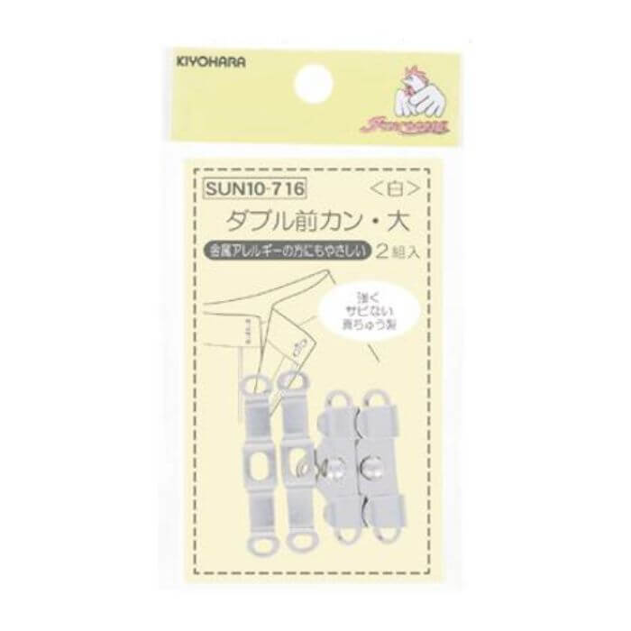 サンコッコー ダブル前カン 大 白/黒 商品詳細 強く、さびない真ちゅう製。&nbsp;幅広のベルトに最適なダブル前カンです。金属アレルギーの人にやさしいニッケルフリーです。 内容 2組入り×3袋（合計6組） 材質 真ちゅう サイズ W12mm×H28mm（本体サイズ） 生産国 日本 手づくり商品は手芸の山久で手芸の山久では納品明細をメールにてお送りしています。商品到着時にご確認下さい。 メーカー希望小売価格はメーカーカタログに基づいて掲載しています 当該商品は自社販売と在庫を共有しているため、在庫更新のタイミングにより在庫切れの場合、やむをえずキャンセルさせていただく場合もございます。 ギフト用の無料ラッピング・メッセージカードをお付け出来ます。ご希望の方は備考欄に「ラッピング希望」「メッセージカード希望」とご記入いただき、メッセージカードの内容を備考欄にご記入ください。※デザインはお任せになります。