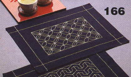 手刺繍のランチョンマットを敷くだけで、いつもの食卓が華やかになりますね♪刺し子伝統の文様が気軽に楽しめるキットです。こちらのランチョンマットは仕立て済みですので、線の上をたどっていくだけで簡単に本格的な刺し子がお楽しみ頂けます。刺しゅうのよ...