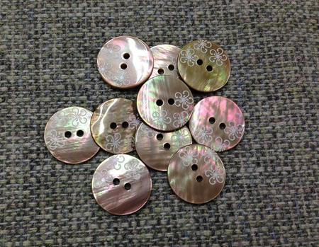 【1個単位販売】貝ボタン 18mm　Col.47 No.10062103 2つ穴ボタン