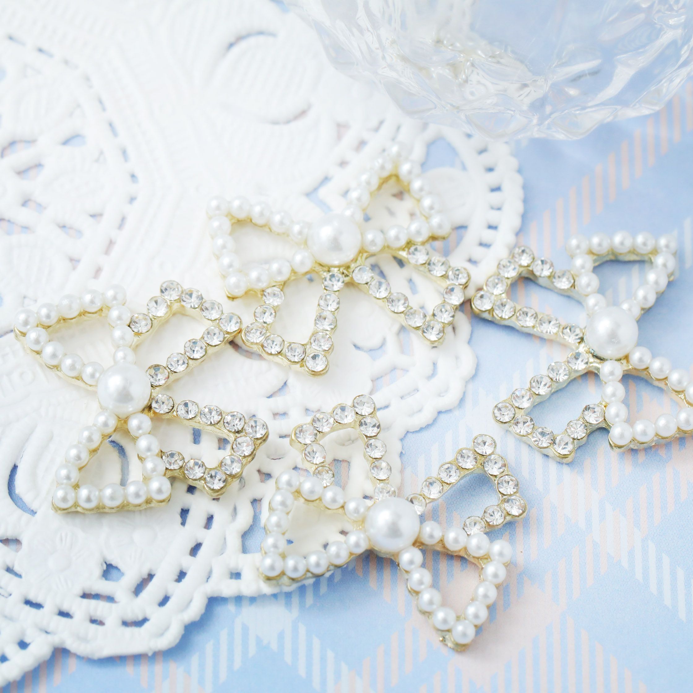 【4個入り】りぼん ＆ パール の メタル パーツ ハンドメイド チャーム リボン ラインストーン ＆ ホワ..