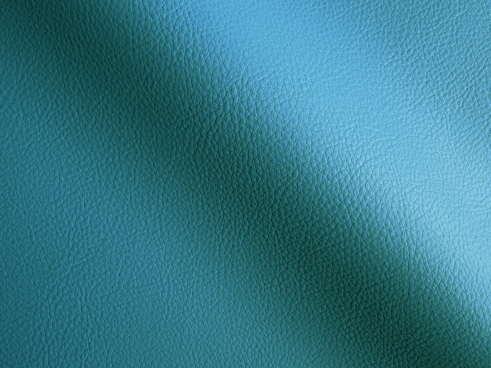 ※こちらは2024年2月発売の商品です。以前の「MASTERシリーズ」とは色味や裏地、生地巾が異なりますのでご注意ください。 全56色から選べるカラフルレザー 難燃テスト合格、カーシート・バイクシートに最適 丈夫で柔らかくさらりとしたタッチの合皮レザー生地で、しっかりとした厚みがあります。若干の伸縮性があるため施工がしやすいです。また、自動車用内装材難燃性試験に合格しています。防汚・抗菌性にも優れ、清潔にご使用いただけます。日本製。 寸法：(巾)約122cm (厚)約0.8〜0.9mm 表地：PVC（ポリ塩化ビニル） 裏地：メリヤス 使用例：車のシート・バイクのシート・椅子やソファのシートなど ・自動車用内装材難燃性試験に合格 ・塩素系薬剤使用可能 ・アルコール系薬剤使用可能 ・抗菌処理済 ・防汚加工済 ・日本製 表示価格は長さ1mあたりの値段です（生地巾は固定）。 2m必要な場合は、数量に「2」と入力して下さい。つながった状態でお届けいたします。 お届けの形状（梱包）について 1色あたり3M未満のご注文は折り畳んで、3M以上のご注文は紙管巻での発送となります。 3M未満のご注文で紙管巻をご希望の場合は、別途770円(税込)にて承ります。 こちらのページより紙管巻出荷オプションをカートに追加した上でご注文ください。 紙管巻き発送（3M以上のご注文もしくはオプション追加）の場合は生地を紙管に巻き付けて外側に紙の包装紙を巻いてお届けします。 開梱の際は生地を傷つけないようご注意ください。 生地のお色味・裏面について 合成皮革・人工皮革生地はロットによりお色味に若干の違いが出ることがございます。複数回に分けてご購入される場合はあらかじめご了承ください。 またご覧のデバイスによりお色の見え方は実際と異なる場合がございます。 合成皮革・人工皮革生地は製造・保管や管理の都合上、生地裏面に汚れや小さなほつれ、裏端に番号やチャコペン跡などがある場合がございます。あらかじめご了承ください。