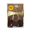 詳細説明【特長】・カール時にスプリングが効いて、軽い力で心地よくしっかりとカールする「スプリングパワー構造」を採用したまつげカーラーです。・ワンアクションで、簡単にきれいな上向きまつげに仕上げます。・ゆったりサイズのオリジナル形状で、短いまつげもしっかりキャッチ！・「幅広（約39mm）3次元パワーカーブ」が、まぶたの丸みやアイラインにフィットします。・弾力性と耐久性に優れた特殊成形シリコーンゴムが、まつげを傷めずしっかりとカールさせます。・ハンドル部分は落ち着いたブラウンカラーで、より洗練されたデザインにリニューアルしました。&nbsp;商品仕様（スペック）本体サイズ（約）：幅68×奥45×高102mm重量（約）：39g素材：スチール、シリコーンゴム、無延伸ポリプロピレンフィルム付属品：替えゴム注意事項・強い力でまつげをはさんだり、ひっぱったりするとまつげが折れたり抜けたりする場合があります。・ご使用前にフレームの変形がないか、ゴムが正しくセットされているかを必ず確認してください。・カーラーを数回軽く握り、上のフレームがゴムの中央にあたることを確認する。※セットされていないと、まつげが切れたりすることがあります。・保管や携帯する際、本体に無理な力が加わると本体の変形、ゆがみの原因になりますのでご注意ください。・ゴムが切れたり裂けたりした場合は新しいゴムに取り替えてください。そのままご使用になりますと、まつげが切れたり抜けることがあります。・乳幼児の手の届かないところに保管してください。・ご使用後は、ティッシュペーパーや乾いた布で汚れをふきとり、いつも清潔な状態でご使用ください。&nbsp;ワンアクションで驚異のカール！