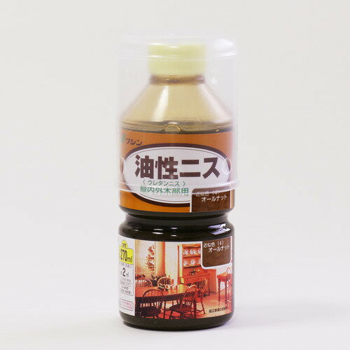 詳細説明【特長】・外部に強い、油性タイプの高品質のウレタン樹脂塗料です。・着色とニス塗りが同時にでき、木目をそのまま生かして美しく仕上がります。・塗りやすく、丈夫な塗膜で衝撃/摩擦/湿度に強くキズがつきにくくなります。・優れた耐久性と防水、防腐効果があります。&nbsp;【使用方法】（1）屋内木部/木工作品/実用家具/ひさしのある屋外木部家具/木工作品一般等に、　　お使いいただけます。乾燥は少し遅くなりますが屋内用途でも使用可能です。（2）使ったハケを洗浄する際や塗料をうすめる場合は、　　「ペイントうすめ液（別売り）」をお使いください。&nbsp;商品仕様（スペック）カラー：オールナット内容量（約）：270ml塗り面積（約）：2平方メートル（畳：1畳分）（2回塗りの場合）注意事項・使用の際は注意書をよく読んでから使用してください。・引火性の液体で極めて引火しやすいのでご注意ください。・溶剤臭があるので、屋内での塗装には充分な換気が必要です。・雨ざらしの屋外で使用すると、あまり長持ちしません。・塗料をうすめる場合は、「ペイントうすめ液（別売り）」でうすめてください。・浴室など、高湿度の環境で使うものには使用しないでください。・透明クリヤーや、つや消しクリヤーでも飴色になるので、　下地の色を生かしたい場合は不向きです。&nbsp;油性タイプの高品質のウレタン樹脂塗料です。塗りやすく、丈夫な塗膜でキズがつきにくくなります。