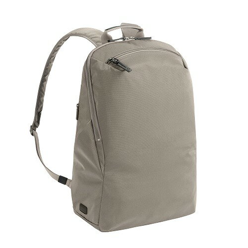詳細説明【特長】・ライトウェイト、ライトカジュアルでオンオフ兼用できる、細身なシルエットの軽量お仕事リュックです。・ノートPC収納機能、ユニバーサルハーネスの搭載、多彩な内外装のポケットなど「充実した機能」と「軽量」の両立を実現させました。・本体生地には、撥水、撥油機能に優れたテフロン加工を施しており、ちょっとした雨にも対応できます。・内装生地は、薄暗い場所でも荷物を見つけやすいよう、明るいグレーのストライプ生地をメイン気室、フロントポケットに採用しました。・PC収納スペースには柔らかな素材感のグレーの生地を使用しています。・平均的な形状、付け位置、角度を、実測に基づき計測した「ユニバーサルハーネス」を搭載しています。・内装には小物の収納に便利なポケットを複数配置しました。・側面ファスナーと本体気室の双方から物の出し入れが可能な2WAYスルーポケットを備えています。・水筒や折り畳み傘を立てて収納できる便利なボトルホルダーが付いています。・リュック上部には大容量ポケットを配置し、電車などで前持ちをした時のアクセスのしやすさにこだわりました。・サイドにはパスケースやスマートフォンの収納に適したオープンポケットを備えています。・背中側からメイン気室へ直接アクセスできるファスナーを設けました。・お手持ちのスーツケースなどのプルドライブハンドルに固定できるセットアップ機能付きです。・15.6インチノートPC、B4ファイルの収納に対応しています。&nbsp;【製品仕様】［内装］・緩衝材入りPCポケット×1・片マチ付きポケット×2・ボトルホルダー×1・ファスナーポケット×1（2WAYスルーポケット）［外装］・フロントポケット×1・サイドポケット×2・サイドフロントポケット×1（Dカン付き)・ダイレクトアクセスファスナー・セットアップベルト&nbsp;商品仕様（スペック）カラー：グレージュ本体サイズ（約）：幅29×奥15×高44cm重量（約）：520g容量（約）：18L素材：ナイロン、ポリエステル、合成皮革超軽量通勤リュック