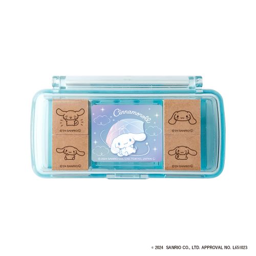 詳細説明【特長】・サンリオキャラクターズのミニスタンプセットです。・使いやすい約12.5mmのスタンプサイズです。・手帳やカレンダーのワンポイントにおすすめです。　2024　SANRIO　CO.,　LTD.&nbsp;商品仕様（スペック）本体サイズ（約）：［本体］幅69.5×奥38×高26.5mm　：［印面］縦12.5×横12.5mm素材：［スタンプ］木、ゴムインクパッド付。持ち運びに便利なスタンプ