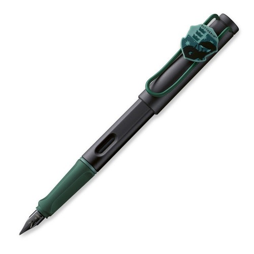 詳細説明【特長】・世界的人気コンテンツハリーポッターとのコラボレーションモデルです。・LAMYsafariハリーポッター万年筆が数量限定で登場。&nbsp;商品仕様（スペック）デザイン：スリザリンサイズ（約）：［本体］径12×長144mm　［ペン先］F（細字）重量（約）：16g素材：［本体］ASA樹脂　［クリップ］銅　［ペン先］スチール方式：両用式（カートリッジ、コンバーター）付属品：カートリッジインク（ブルー）1本ハリーポッターコラボ