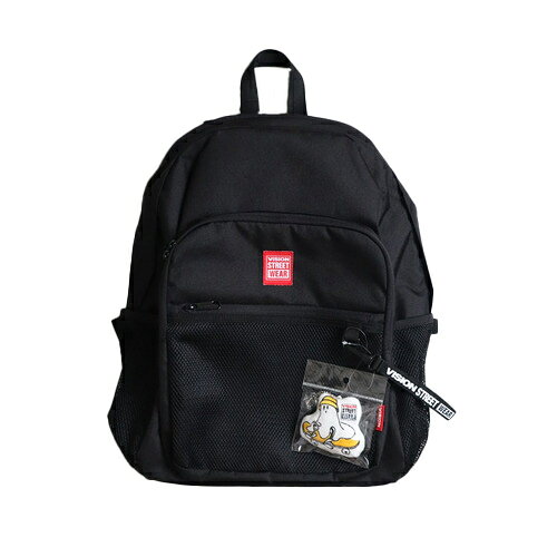 詳細説明【特長】・VISION　STREET　WEARの拡張型ディパックです。・荷物が多いときは、背面のファスナーを1周させて開くと拡張できます。・ドリンクや折り畳み傘も収納できるサイドポケットが付いています。&nbsp;［VISION　STREET　WEAR］・1976年、スケートボーディングが単なる子供の遊具ではなく、スポーツとして認知され、それがカルチャーとして永遠に形成されるターニングポイントを迎えていた。・革新的なウレタン製のホイールが開発され、初の屋外スケートパークがフロリダに開設された時期に、ALANGELFADが最初のオーリーをお披露目して「VISION　STREET　WEAR」が誕生した。&nbsp;商品仕様（スペック）カラー：クロアカ本体サイズ（約）：幅34×奥16〜26×高47cm容量（約）：33〜43L（拡張型）素材：ポリエステルVISION　STREET　WEARの拡張型デイパック