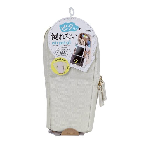 詳細説明【特長】・本体底面が吸盤となっているため上から押さえつけるように置くとピタッとくっつきます。・ベロを押さえて奥に倒せば簡単に取り外すことができます。・スマホを縦にも横にも立てられるベロが付いており勉強などにも便利です。・消しゴムや付箋が入る小物ポケット付き。ペンが約20本収納できる大容量です。商品仕様（スペック）カラー：ホワイト本体サイズ（約）：幅90×奥70×高200mm重量（約）：90g素材：ポリエステル、シリコーンゴムピタッと倒れないペンケース