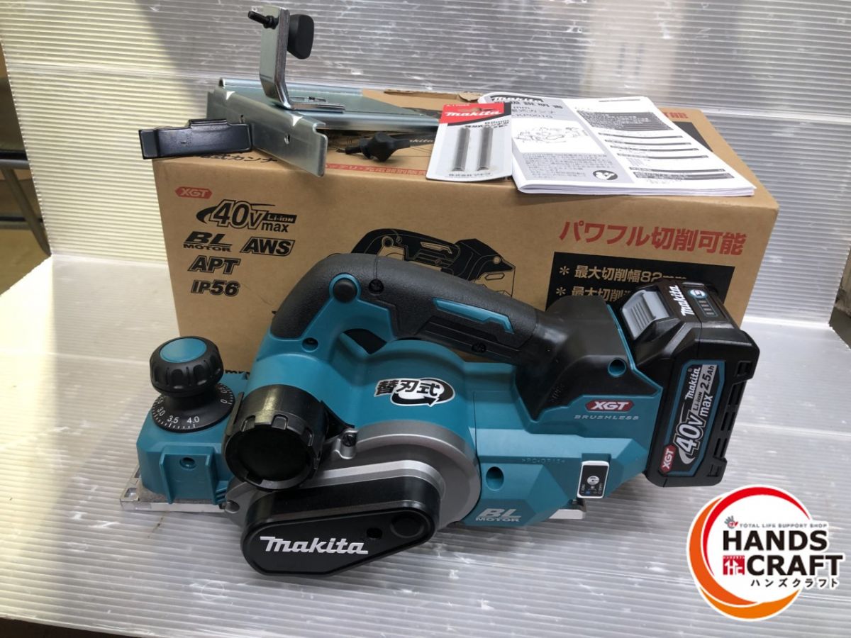▼【未使用品】マキタ 充電式カンナ 82mm バッテリー（40Vmax 2.5Ah）、予備替刃付き ※充電器別 箱いたみあり KP001GZ makita【中古品】