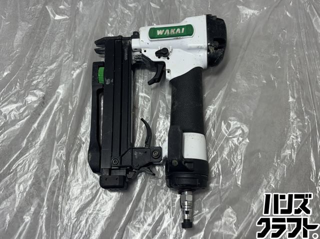 商品の状態・動作等につきましては、商品説明を詳しく見て頂き、 ご納得頂けてからのご注文をお願い致します。 ◆仕様・・・ステープル長さ：10～25mm 使用ホース：内径8mm以上・長さ30mm以内 ■ 商品説明 ◆ランク ・・・【C】 ※当店の基準は下の方に記載しておりますのでお読みください。 ◆状態・・・私見になりますので、あくまでも中古品ですので画像を参照の上ご納得頂いた方からご入札をお願い致します。 ◆その他・・・簡単な動作の確認済みです。ですが、中古品の為と、長時間の動作確認、本来の使用用途での確認はおこなっておりませんので完全な動作の保証は致しかねます。 予めご了承の上ご納得頂けた方からご注文をお願い致します。気になる方はご注文をお控え下さい。 予めご了承の上ご納得頂けた方からご注文をお願い致します。気になる方はご注文をお控え下さい。 ◆セット内容・・・付属は写真に掲載しているのが全てです。 写真にない付属品はありません。 標準付属で付いている部品がない場合もございます。その場合はお客様負担でご用意をお願い致します。 ※未使用未開封の商品に関しましては、未開封品の為箱が開けられませんので、 型番の方からお調べいただき、ご確認をお願い致します。 ◆保証書が付属している場合について 二次流通品のため、捺印のない保証書が付属している場合も当店の捺印は行っておりません。 また、保証書が使用出来るかどうかにつきましてはメーカー側の判断となりますので当店ではわかりかねます。 当店からの保証はございません。 ※店頭に同時に出品している商品もございます。 店頭にて商品が売れた際には出品を取り下げさせて頂きます。予めご了承下さい。 ■ ランク説明 ◆SSランク ： 未使用に近い 未使用品(弊社の検品基準による) ◆Sランク ： 目立った傷や汚れなし 中古品(使用回数が少ない状態良い商品) ◆Aランク ： 目立った傷や汚れなし 中古品(多少の使用感ある、比較的良好な商品、未使用または未開封でも劣化の可能性ある長期保管商品も含みます) ◆Bランク ： やや傷や汚れあり 中古品(使用感あり多少キズ・汚れある商品) ◆Cランク ： 傷や汚れあり 中古品(経年劣化やキズ・汚れある商品) ◆Dランク ： 全体的に状態が悪い 中古品(欠損や不具合の可能性ある商品) ◆Eランク ： 全体的に状態が悪い ジャンク品(動作保証なし。部品取り等に) ※こちらのランクはあくまで当店による私的な基準となる為、参考程度とご理解お願い致します。 　ランクを理由とした返金等は対応できません。 ※記入事項以外は確認しておりません。 ※その他の不具合に関しまして、ご注文後はノークレーム・ノーリターン・ノーキャンセルでお願い致します。 ※パソコンやスマホによっては実際の色と多少異なる場合がありますので、その場合でも返品等の対応はできません。 ■ 発送 ※お支払い確認後、3営業日以内に『ヤマト運輸』『佐川急便』『ゆうパック』のいずれかの発送となります。 外箱に直接伝票を貼ることもございます。 梱包方法のご要望や発送会社指定は出来ません。 営業所・郵便局止めをご希望のお客様は、『ヤマト運輸』、『佐川急便』両方の営業所、もしくはお近くの郵便局のご連絡をお願い致します。 ※北海道・沖縄など遠方・離島の配送は商品や天候によって陸送・船便になる場合もございます。 　予めご理解の上、ご注文をお願い致します。 ※置き配での発送は受け付けておりません。 16時以降に伝票番号をメールにてご連絡させていただきますので、 お客様の方から配送する運送会社に置き配の旨をお伝えください。 ■ 領収書について 領収証が必要な方は、購入履歴から発行の程よろしくお願いいたします。 ※ステータスが「お支払い確定」になると発行できるようになります。 ※二重発行となる可能性がありますので、当店から領収書の発行は出来かねます。 ※詳しくは楽天のヘルプをご覧ください。 ●購入履歴から領収書が発行できないケース ・支払い方法が後払い決済の注文 ・キャンセルされた注文 ・注文日から2年以上経過した注文 ■ その他 ※現在複数の店舗及び倉庫から出品をしております。 　その為、商品の在庫場所もそれぞれ商品によって違うので発送場所が異なり、同梱には対応できません。 引き取り限定にて出品している商品以外は店頭にご来店頂いての商品のお渡しはできません。 1610308320511SD