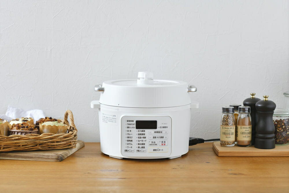 HandY Online Storeのアイリスオーヤマ 電気圧力鍋 圧力鍋 2.2L 2WAYタイプ グリル鍋 幅約28.2×奥行約27.4×高さ約21.3cm 6種類自動メニュー 65メニュー掲載レシピブック付き ホワイト IRIS OHYAMA PC-MA2-W｜アングル3