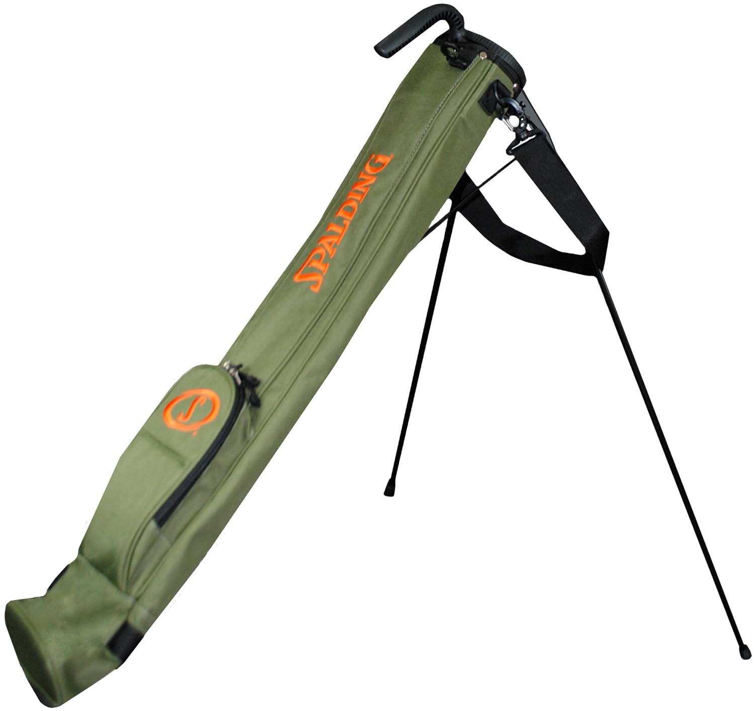 SPALDING（スポルディング）のゴルフ ラウンドスタンドバッグ、CC SPCC-3473 RSB（カーキ）をご紹介します。このバッグは、練習場での打ちっぱなしや、ショートコース、またはグリーン周りでの持ち運びに最適な軽量設計が特徴です。 素材には耐久性に優れた合成繊維（ポリエステル）を使用しており、軽量ながらも丈夫な作りです。フードは付属しないため、必要なクラブだけを気軽に持ち運ぶ用途に適しています。製品コードは4536214216693です。 練習やラウンド中のセカンドバッグとして、クラブ数本をスマートに携帯したいゴルファーにおすすめのアイテムです。シンプルで使いやすいスタンド式で、地面に置いても安定します。