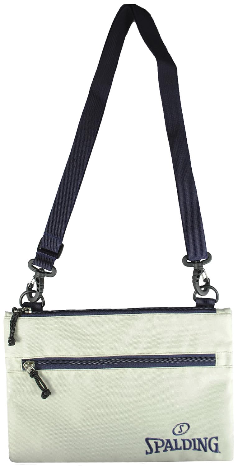 SPALDING（スポルディング）のゴルフ サコッシュ、SPSC-3490（アイボリー）をご紹介します。 サイズは29×21cmで、ゴルフのプレー中や練習場での貴重品や小物の持ち運びに最適なコンパクトなバッグです。スマートフォン、鍵、ボールマーカーなどの必需品を整理して収納できます。 素材には軽量で耐久性に優れた合成繊維（ポリエステル）を使用しており、長時間の持ち運びでも負担になりにくい設計です。ゴルフシーンはもちろん、普段のちょっとした外出や旅行時のサブバッグとしても活躍するファッション性の高いアイテムです。 シンプルで使いやすいアイボリーカラーは、どんなウェアにも合わせやすく、男女問わずお使いいただけます。貴重品を肌身離さず持ち歩きたいゴルファーにおすすめのサコッシュです。