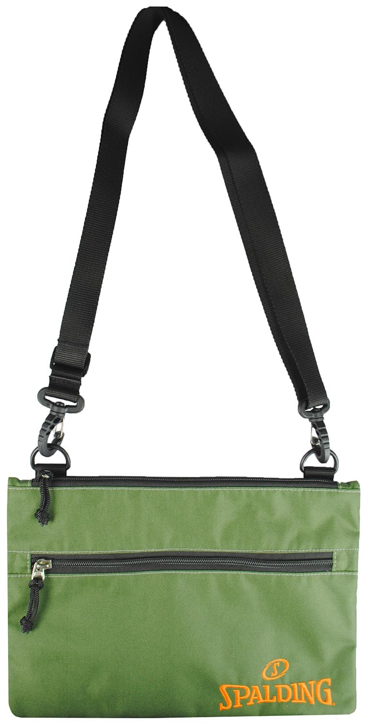スポルディング ゴルフ サコッシュ カーキ SPSC-3490は、貴重品や小物を便利に持ち運ぶために設計されたアイテムです。サイズは29×21cmとコンパクトながら、収納力を確保しており、ゴルフだけでなく、日常使いやアウトドアにも適しています。 素材には軽量で耐久性に優れた合成繊維（ポリエステル）を採用しているため、長時間の使用でも負担になりにくいのが特徴です。スマートフォン、鍵、スコアカードなどの必需品を整理して収納できるため、プレー中の集中を妨げません。シンプルなデザインで、カジュアルなファッションにも合わせやすいサコッシュです。（200文字程度）