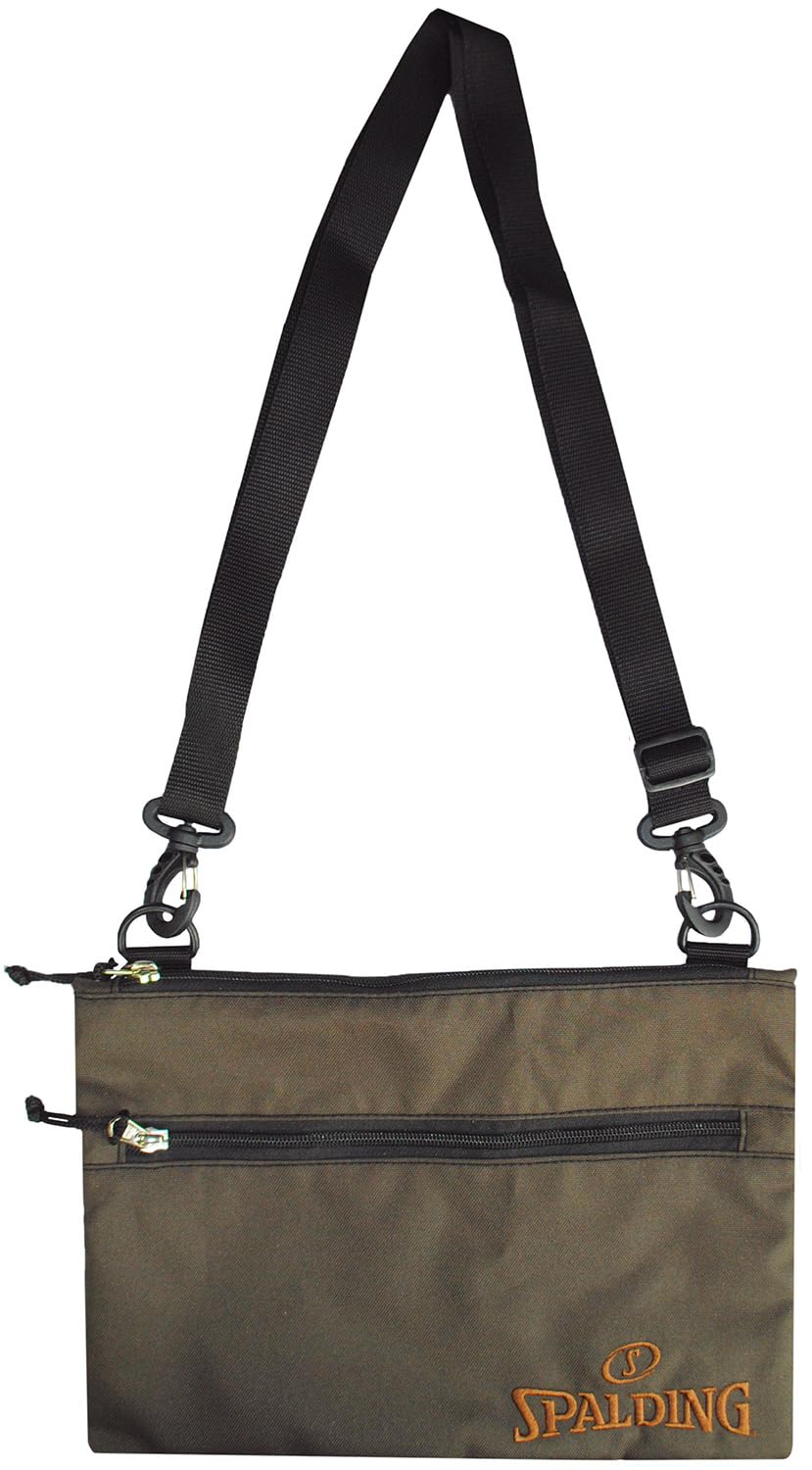 SPALDING（スポルディング）のゴルフ サコッシュ（SPSC-3490）は、ゴルフシーンはもちろん、日常使いにも便利な多機能バッグです。ダークブラウンの落ち着いた色合いで、素材には合成繊維（ポリエステル）が使用されており、軽量で耐久性に優れています。 サイズは29×21cmとコンパクトながら、スマートフォンやゴルフボールなどを収納できる十分な容量を確保しています。「スマホもボールも入る！」というキャッチコピーの通り、ラウンド中に必要な小物類を整理して持ち運ぶのに最適です。 グリーン周りでのちょっとした移動や、練習場へ行く際にも活躍します。シンプルなデザインで、どんなウェアにも合わせやすいファッション性の高さも魅力です。多用途に使えるため、ゴルフ好きの方への贈り物としても適しています。（227文字）