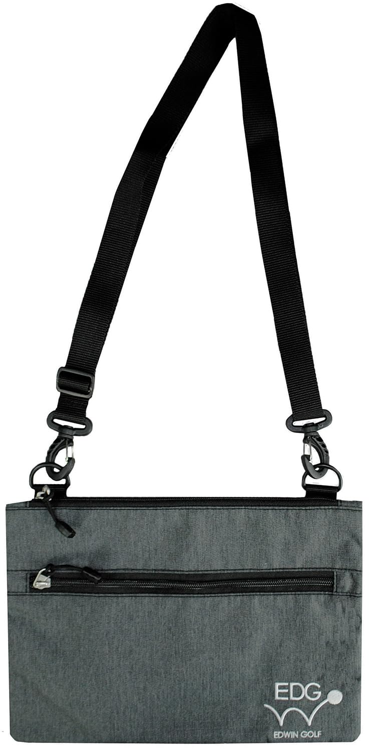 エドウィンゴルフの「サコッシュ ダークグレー EDSC-3492」は、ゴルフはもちろん、日常使いにも適したコンパクトなショルダーバッグです。サイズは29×21cmで、スマートフォンや財布、小物などを整理して持ち運ぶのにちょうど良い大きさです。 素材には軽量で耐久性のある合成繊維（ポリエステル）を使用しており、長時間の使用でも負担になりにくいのが特徴です。ダークグレーの落ち着いた色合いは、様々なファッションに合わせやすく、カジュアルなスタイルを演出します。 整理しやすい設計になっており、ゴルフのラウンド中の貴重品入れや、ちょっとしたお出かけの際のサブバッグとしても活躍します。シンプルながらも実用性を兼ね備えたEDWIN GOLFのサコッシュで、アクティブなシーンを快適にサポートします。