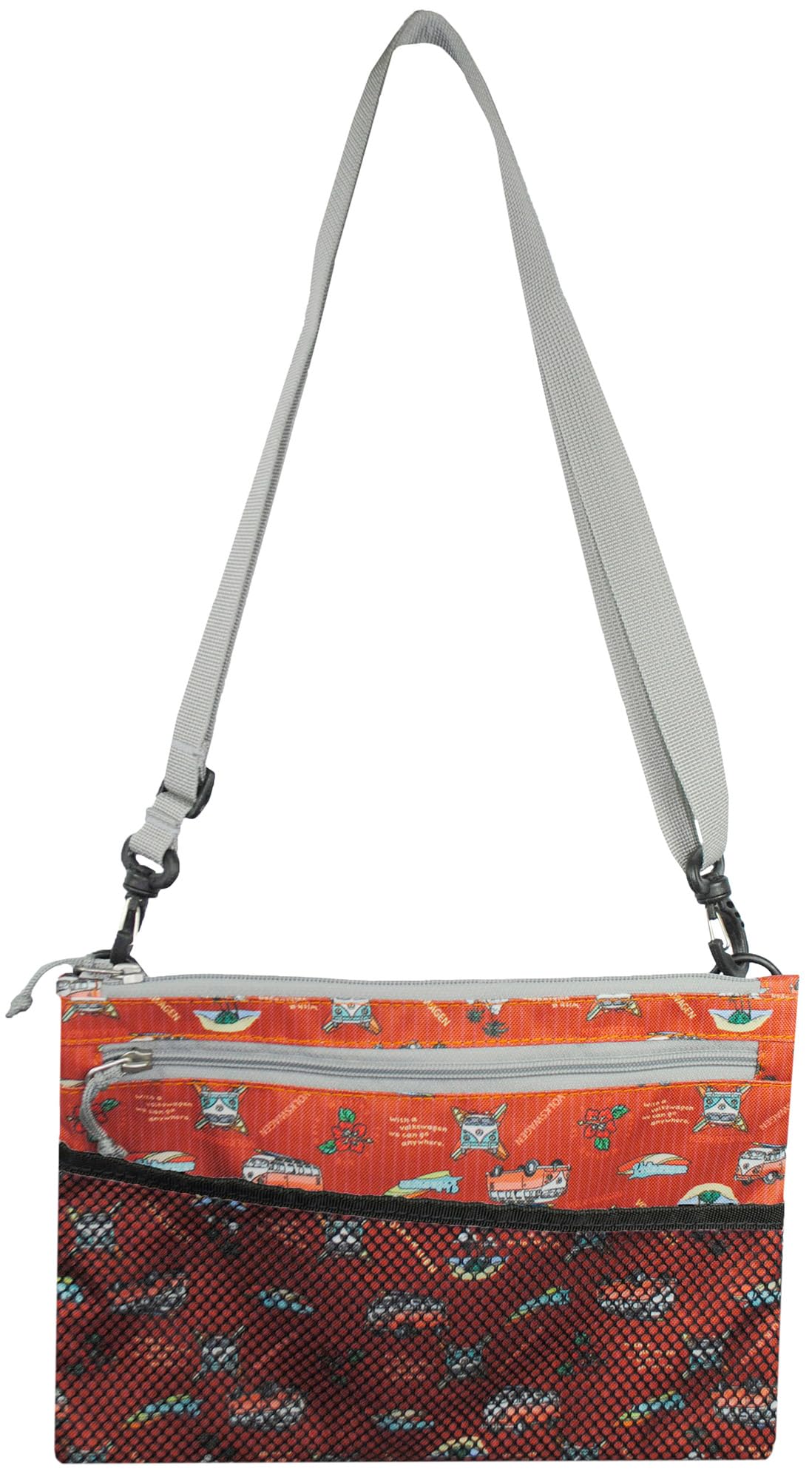 T1バス柄がおしゃれな[レザックス]のサコッシュ、VWSC-5405（レッド）は、ゴルフやレジャーなど、様々なシーンで活躍するアイテムです。 素材には耐久性のある合成繊維（ポリエステル）を使用しており、軽量で持ち運びやすく、日常使いにも適しています。特徴的なT1バス柄は、カジュアルでおしゃれな印象を与え、ファッションのアクセントとしても楽しめます。 コンパクトなサイズながら、貴重品や小物などを収納するのに十分なスペースがあり、必要なものを身軽に持ち運びたい時に便利です。例えば、ゴルフ場でのラウンド中にスマートフォンやボールなどを携帯したり、旅行やアウトドアでのサブバッグとして利用できます。 機能性とデザイン性を兼ね備えたこのサコッシュは、幅広い方に気軽にT1バスのスタイルを取り入れていただける実用的なアイテムです。 （270文字）