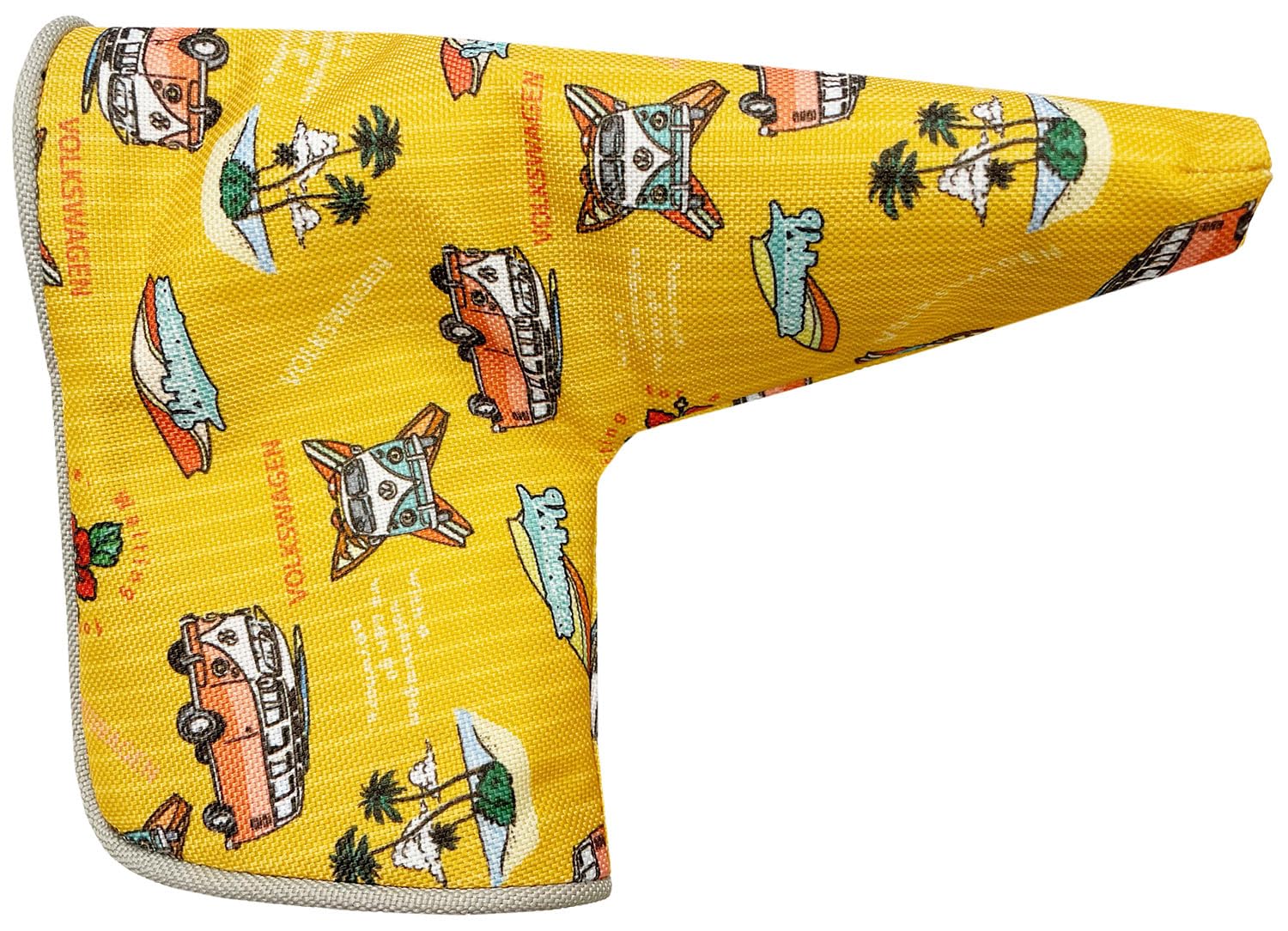 フォルクスワーゲン T1バス柄のパターカバー（イエロー VWPC-5804）は、ブレードタイプとマレットタイプに対応した兼用モデルです。 素材には耐久性のある合成繊維（ポリエステル）を使用しており、大切なパターのヘッドを傷や汚れからしっかりと保護します。 愛らしいT1バスをモチーフにしたデザインは、ゴルフバッグの中でひときわ目を引き、ゴルフファッションのコーディネートを楽しむアイテムとしても最適です。 サイズは外寸18.5×14×7.5cm、内寸17×12cmで、パターの出し入れがしやすい設計です。ゴルフコースでの使用はもちろん、自宅での保管時にもパターを守ります。 ゴルフをより楽しく、スタイリッシュに彩るフォルクスワーゲン公認のアイテムです。（約210文字）