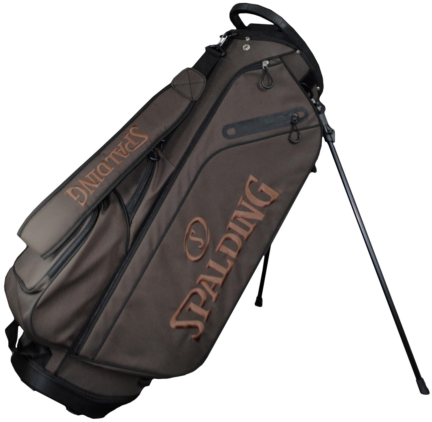 SPALDING（スポルディング）の9.5型スタンド式キャディバッグ SPCB-3468（ダークブラウン）は、機能性と携帯性を両立させたゴルフバッグです。 特筆すべきはその軽量性で、本体重量は約2.5kgと非常に軽く設計されています。これにより、練習場やコースでの持ち運び、カートへの積み下ろしが容易になり、プレーヤーの負担を軽減します。 サイズは9.5型で、47インチまでのクラブに対応しており、十分な収納力を確保しています。素材には耐久性に優れた合成繊維（ポリエステル）が使用されており、長くお使いいただけます。スタンド式なので、自立させやすく、クラブの出し入れもスムーズに行えます。 大容量ながら軽量で使い勝手が良いため、ゴルフ初心者からベテランまで、幅広いゴルファーにおすすめできるモデルです。